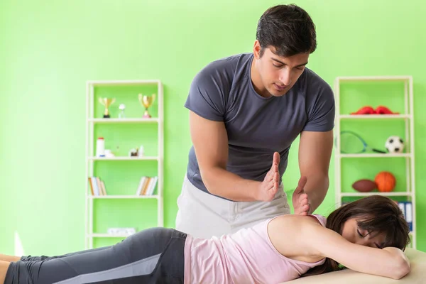 Giovane medico chiropratico massaggio paziente — Foto Stock