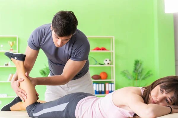 Jonge arts chiropractor masseren patiënt — Stockfoto