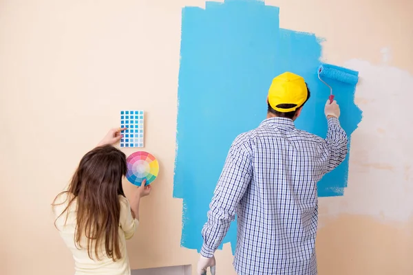 Husband and wife doing renovation at home — Stock Photo, Image