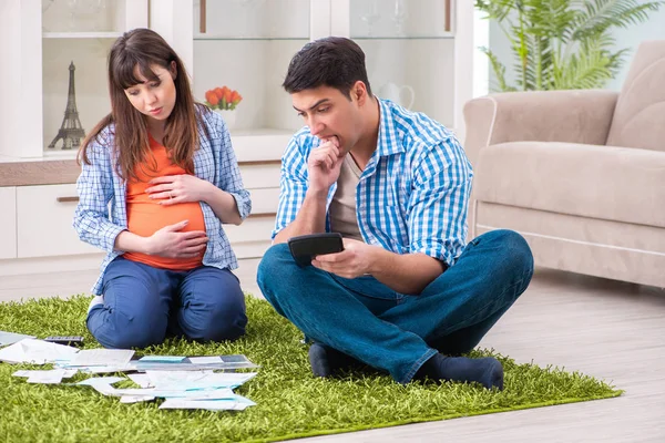 Bütçe planlamada genç aile — Stok fotoğraf