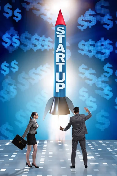 Conceito de start-up com foguete e empresário — Fotografia de Stock