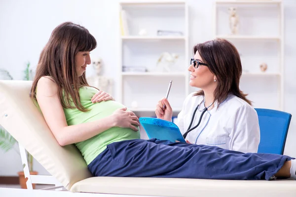 Mujer embarazada que visita al médico para chequeo regular — Foto de Stock