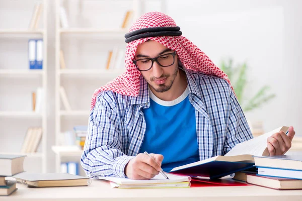 Арабские студенты готовятся к экзаменам в университет — стоковое фото