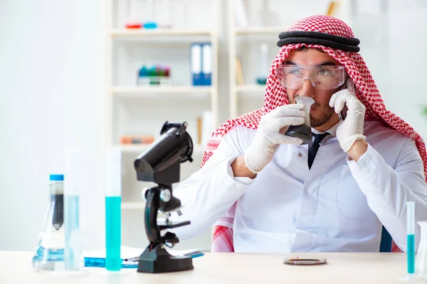 Arabischer Chemiker testet Qualität von Ölbenzin — Stockfoto