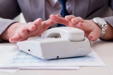 İş adamı önemli bir telefon bekliyor.