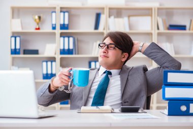 Kahvesine kelepçelenmiş bir iş adamı.