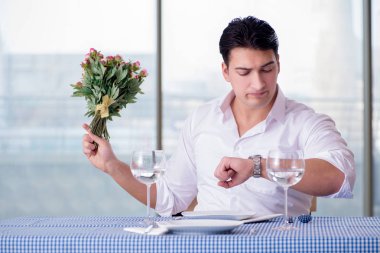 Yakışıklı, yalnız bir adam. RestarAunt 'da randevuda.