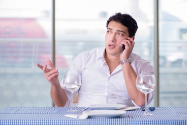 Yakışıklı, yalnız bir adam. RestarAunt 'da randevuda.