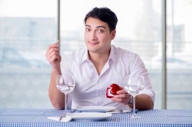 Yakışıklı, yalnız bir adam. RestarAunt 'da randevuda.