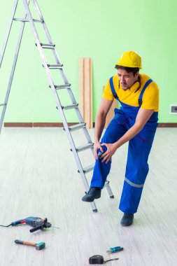 İş yerinde yaralı bir işçi var.