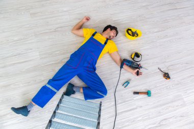 İş yerinde yaralı bir işçi var.