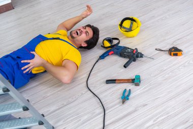 İş yerinde yaralı bir işçi var.