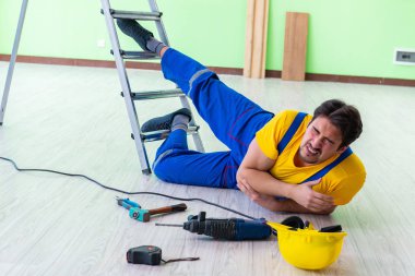 İş yerinde yaralı bir işçi var.