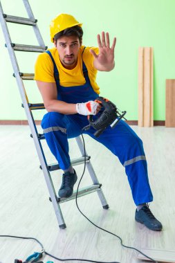 İş yerinde yaralı bir işçi var.