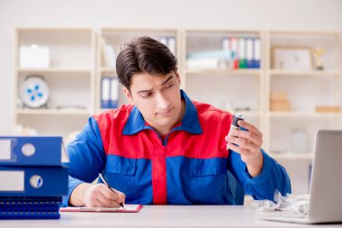 Proje üzerinde çalışan üniformalı bir işçi