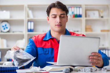 Proje üzerinde çalışan üniformalı bir işçi