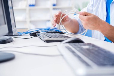Hayal kırıklığına uğramış genç adam internetin zayıf çekmesi yüzünden