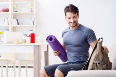 Genç adam spor için hazırlanıyor.