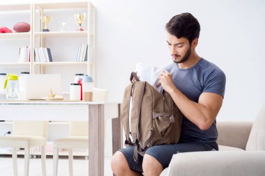 Genç adam spor için hazırlanıyor.