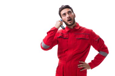 İngiliz anahtarı beyazda olan komik bir otomobil tamircisi. 