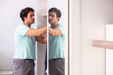 Genç adam iş için hazırlanıyor