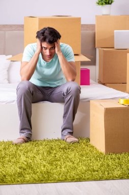 Genç adam yeni daireye taşınıyor.