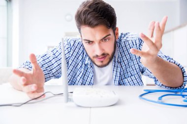 Hayal kırıklığına uğramış genç adam internetin zayıf çekmesi yüzünden