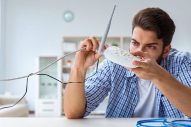 Hayal kırıklığına uğramış genç adam internetin zayıf çekmesi yüzünden
