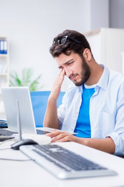 Hayal kırıklığına uğramış genç adam internetin zayıf çekmesi yüzünden