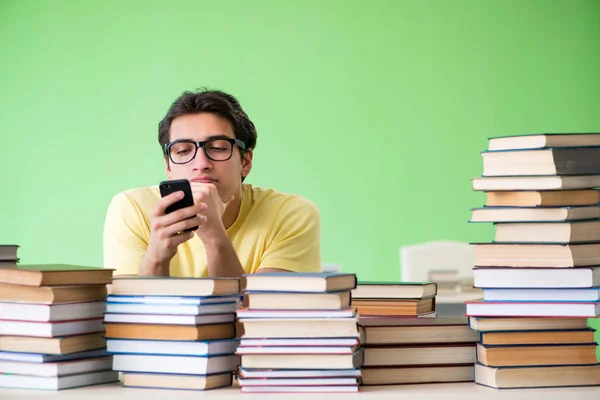 Estudiante con demasiados libros para leer antes del examen — Foto de Stock