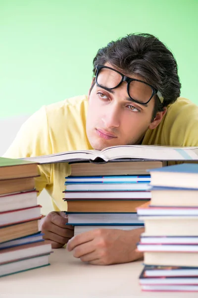 Studente con troppi libri da leggere prima dell'esame — Foto Stock