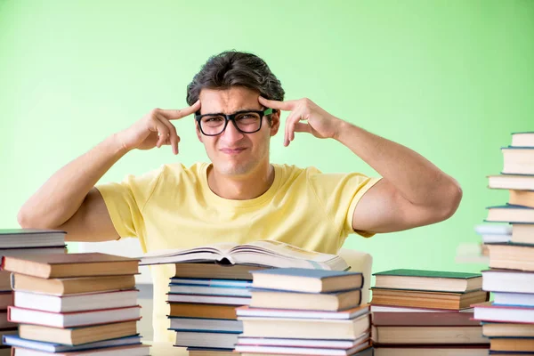 Étudiant avec trop de livres à lire avant l'examen — Photo