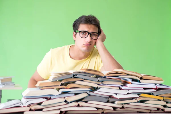 Student mit zu vielen Büchern zum Lesen vor der Prüfung — Stockfoto