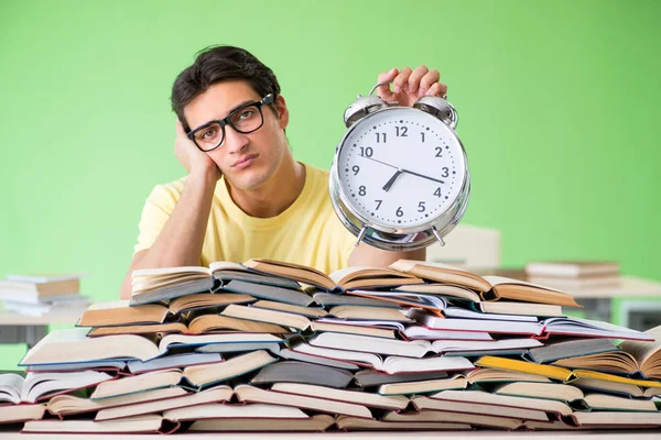 Estudiante con demasiados libros para leer antes del examen — Foto de Stock