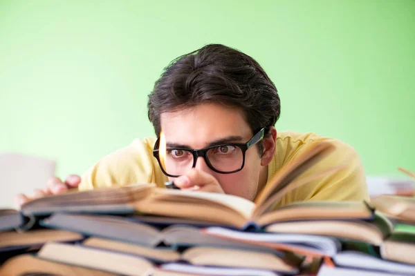 Estudante com muitos livros para ler antes do exame — Fotografia de Stock