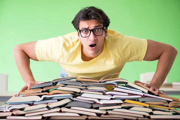 Estudante com muitos livros para ler antes do exame — Fotografia de Stock