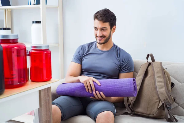 Junger Mann macht sich bereit für den Turnsport — Stockfoto