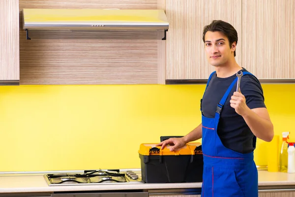 Jovem Empreiteiro Serviços Montagem Mobiliário Cozinha — Fotografia de Stock