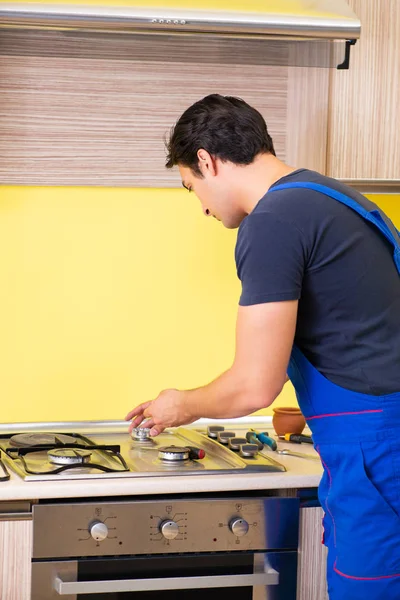 Молодой подрядчик по сборке кухонной мебели — стоковое фото