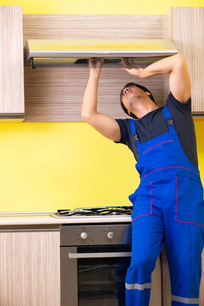 Jovem empreiteiro de serviços montagem de mobiliário de cozinha — Fotografia de Stock