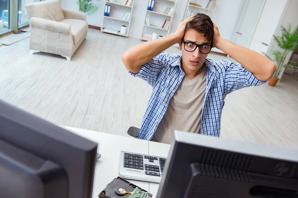 Young trader monitoring markets on screens — Stock Photo, Image