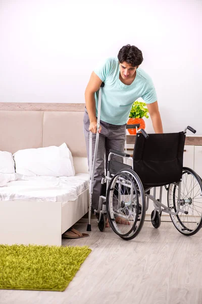 Giovane bel disabile che si riprende a casa — Foto Stock