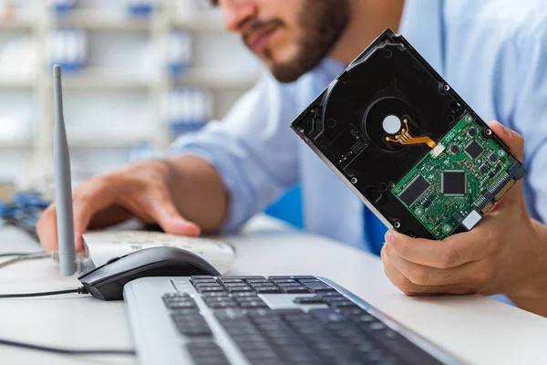 Técnico con disco duro roto —  Fotos de Stock