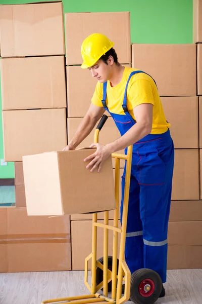 Homme entrepreneur travaillant avec des boîtes de livraison — Photo