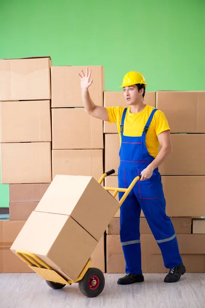 Homem empreiteiro que trabalha com caixas de entrega — Fotografia de Stock