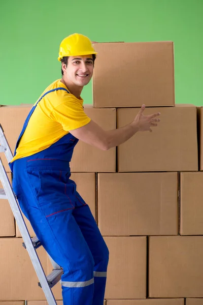 Homem empreiteiro que trabalha com caixas de entrega — Fotografia de Stock