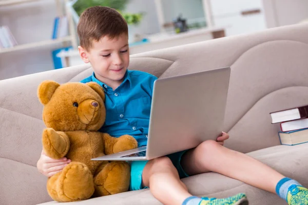 Niño pequeño navegar por Internet en el ordenador portátil —  Fotos de Stock