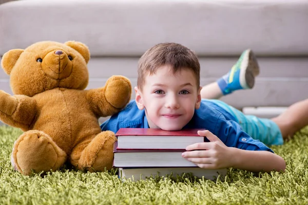 Niño pequeño leyendo libros en casa — Foto de Stock