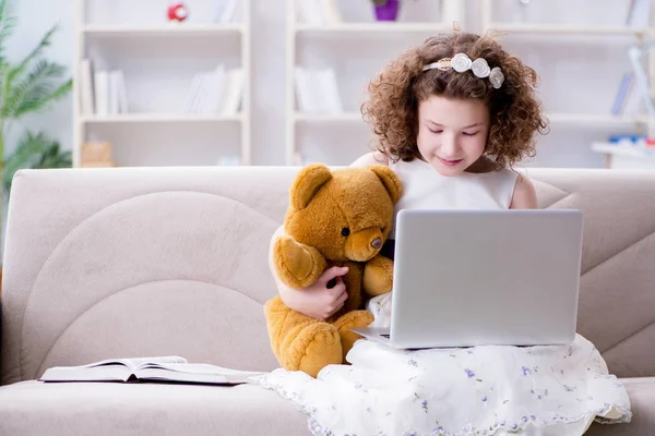 小女孩在笔记本电脑上上网 — 图库照片