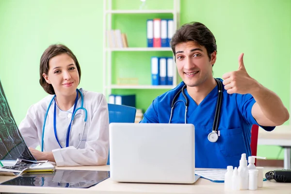 Mujer y hombre médicos radiólogos que trabajan en la clínica —  Fotos de Stock